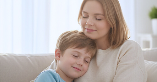 אם וילד בחיבוק רגוע בבית