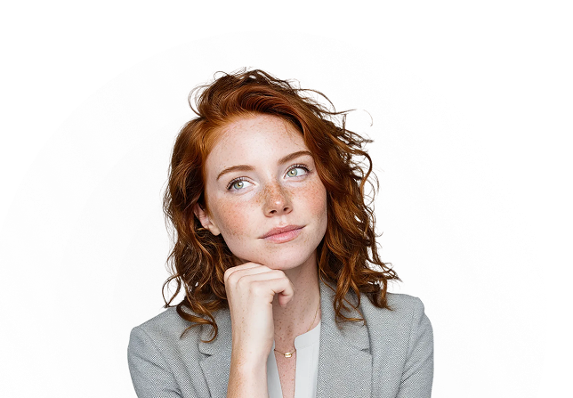 אישה מביטה הצידה במחשבה