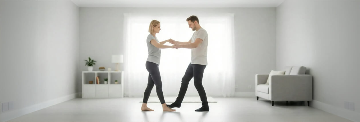 זוג עומד זה מול זה בסלון מואר