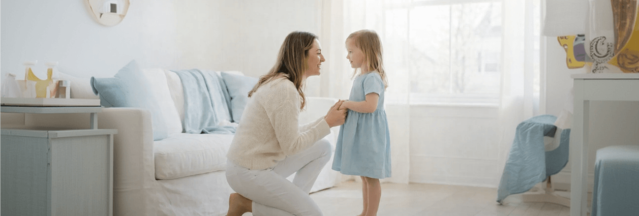 אם ובת משוחחות בבית